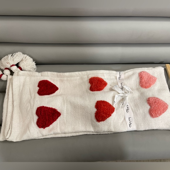Nicole Miller Valentine’s Day Heart Throw w/pink & Red Tufted Hearts 🩷❤️ NWT - Picture 7 of 7